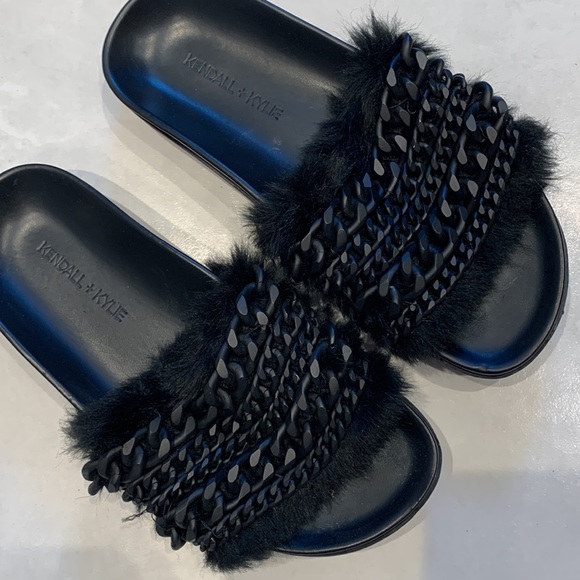 Kandall + Kylie slides black chains and synthetic fur size 5 - Picture 2 of 5